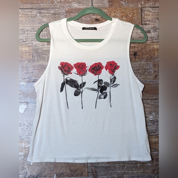 Hippie Chic White Tank With Long Stem Red Roses - Picture 1 of 16